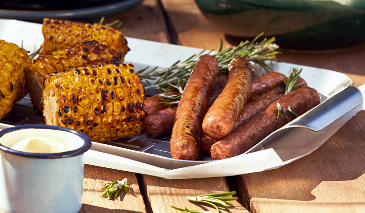Saucisses au romarin et maïs grillé